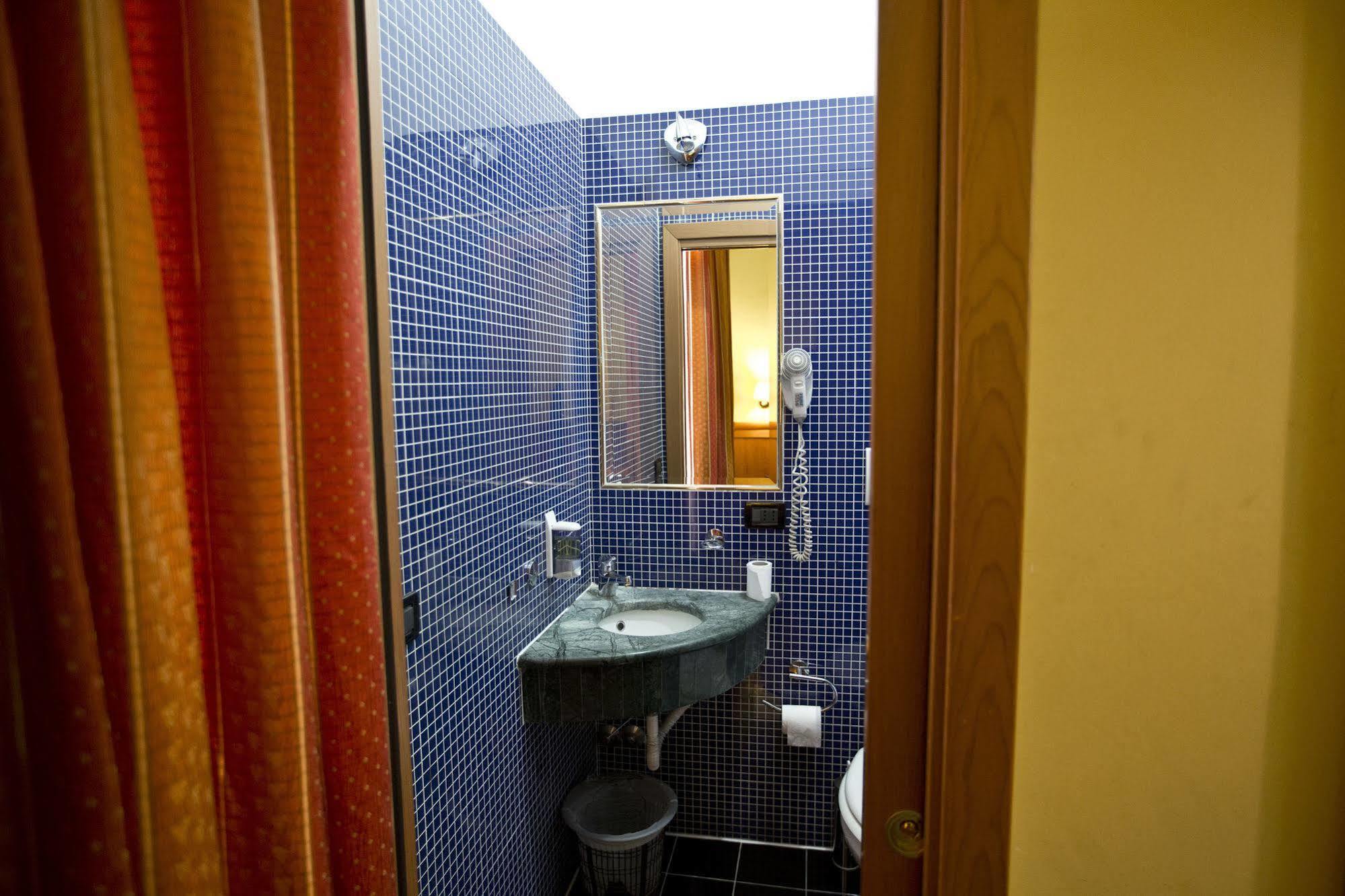 Lella Hotel 2*