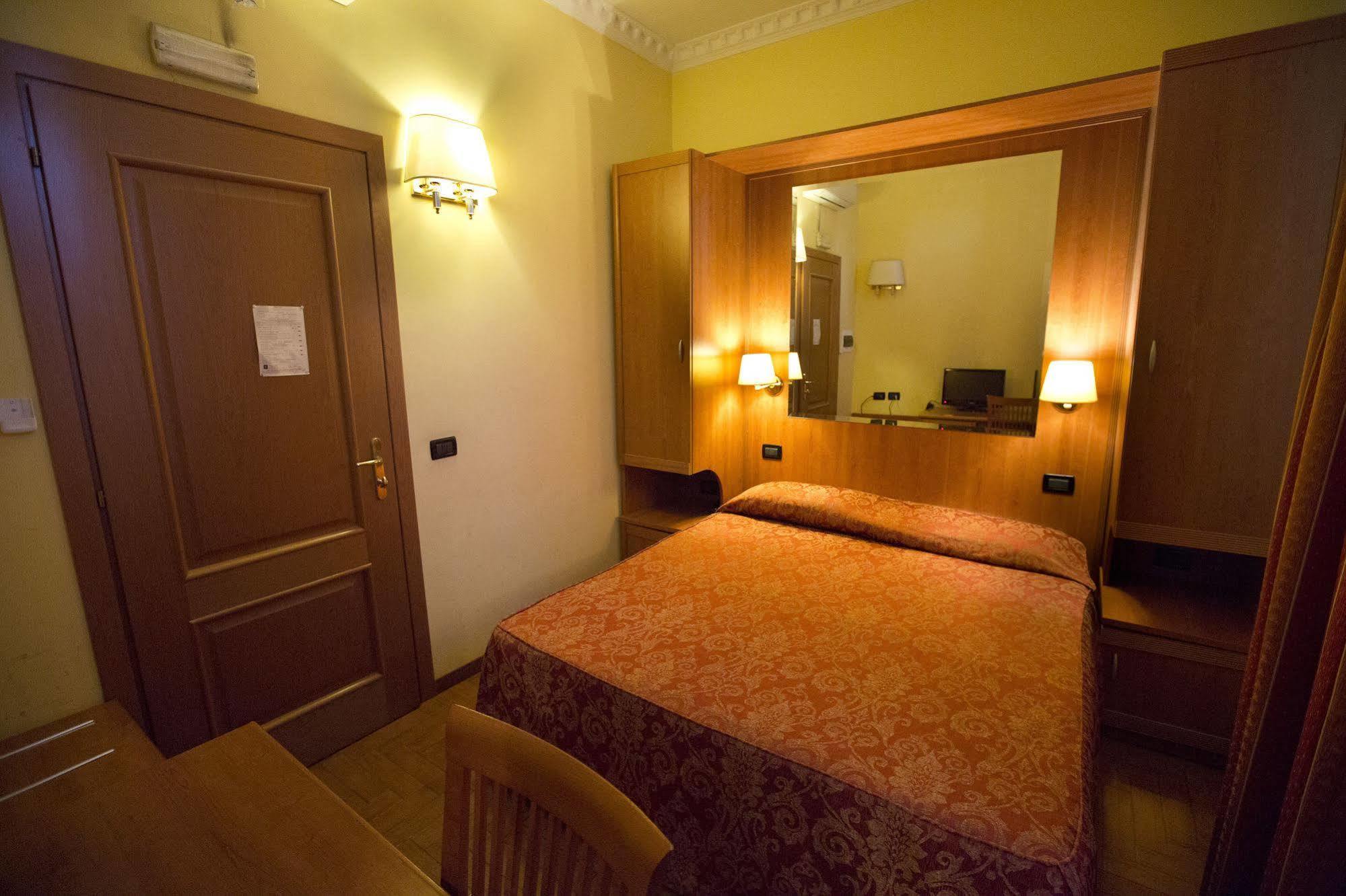 Lella Hotel 2*
