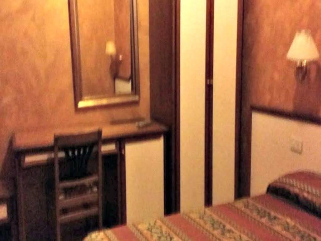 Hotel Lella 2*